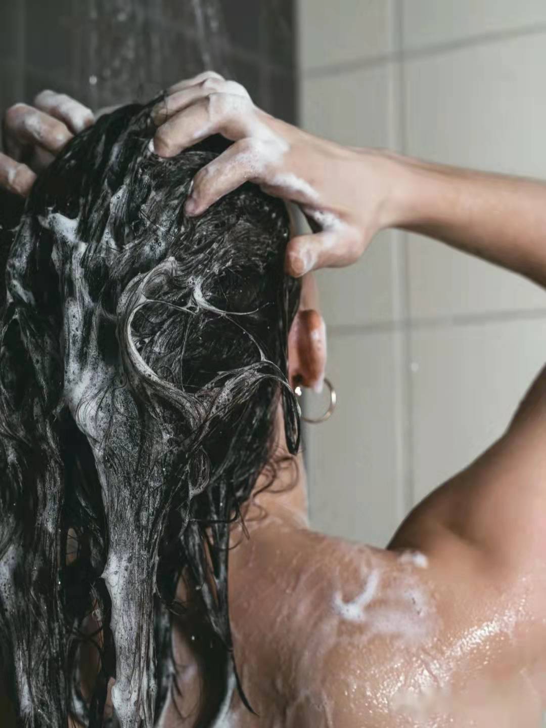 最近流行的倒叙洗头法：先用护发素，再用洗发水，效果到底咋样？