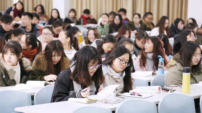 女大学生用床单给室友做衣服，风格独特“很洋气”，却遭网友吐槽