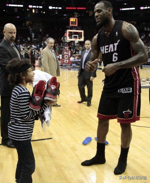 nba篮球鞋垫为什么不送人（球星送鞋为何把鞋垫抽出来，怕味道熏住球迷？其中的学问可多了）