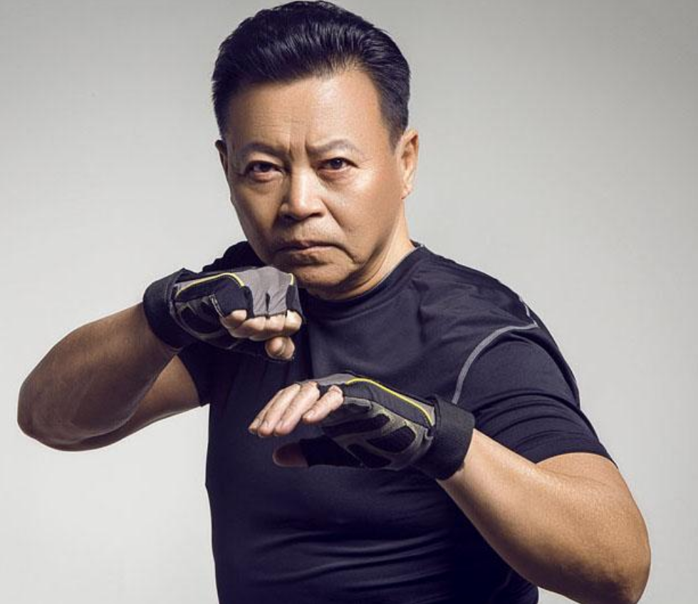 演员赵小锐:为演戏3次留遗书,靠蹭婚纱娶得娇妻,老年却分房睡