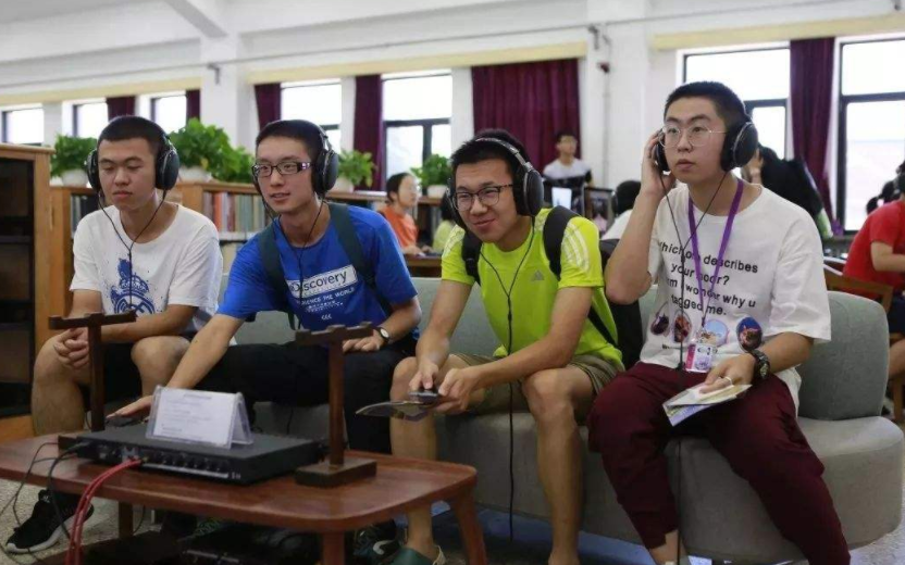 清华学霸真实生活曝光，晚上10点半的图书馆灯火通明，真叫人佩服