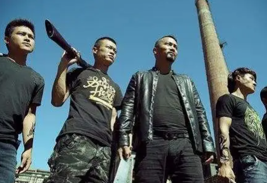 车上,被埋伏的黑帮老大叫李洪,在外面那些人的步步紧逼下,他终于回过