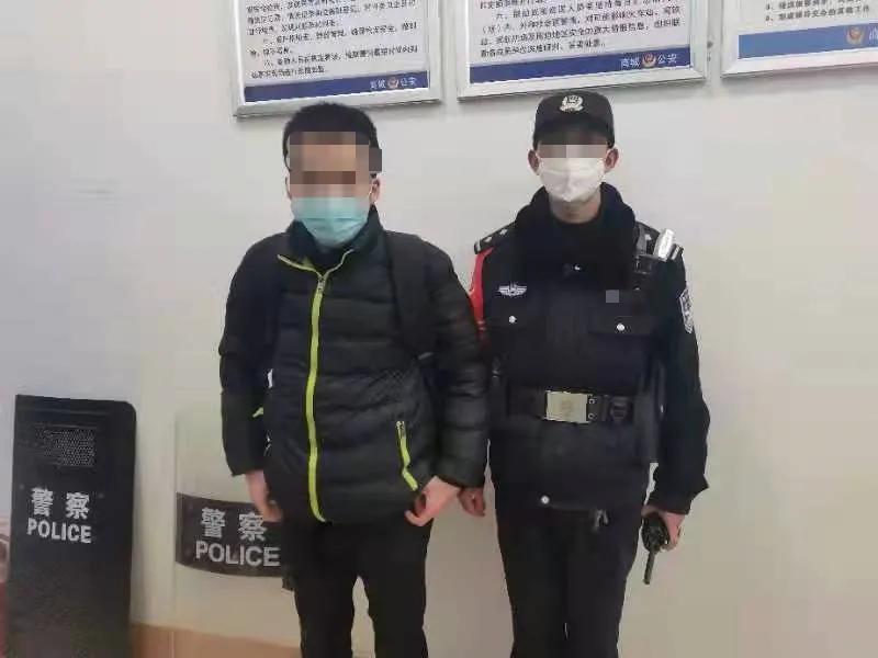 旅客情绪失控民警热心安抚