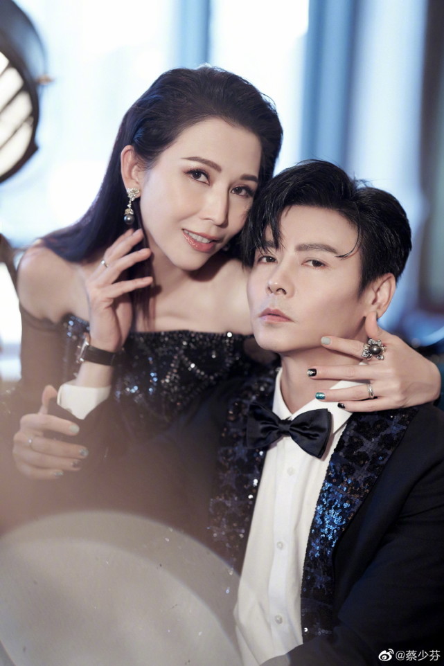 蔡少芬与闺蜜喝下午茶，素颜出街状态好，聊天时手舞足蹈超兴奋