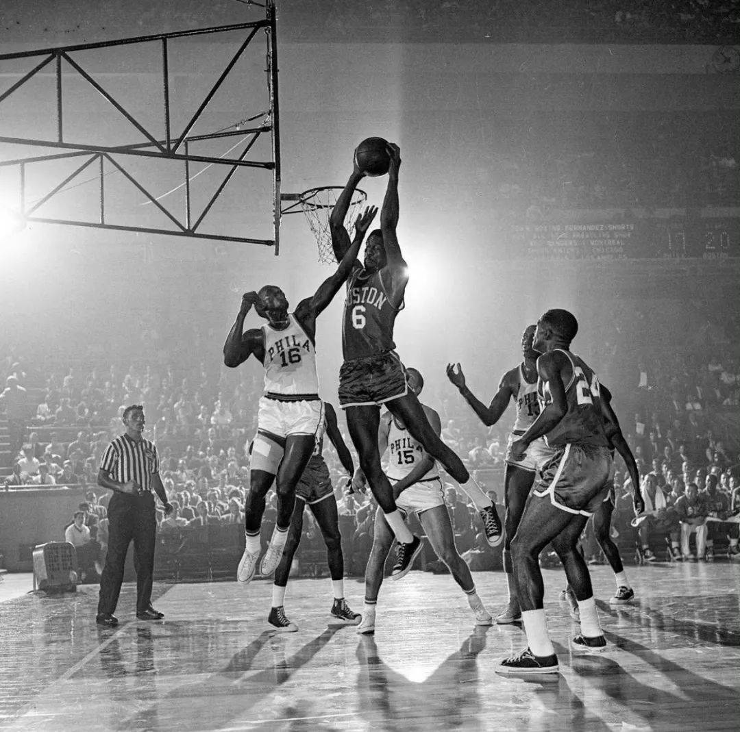 拉塞尔的球衣号码（NBA官方宣布：全联盟将退役比尔-拉塞尔的6号球衣）