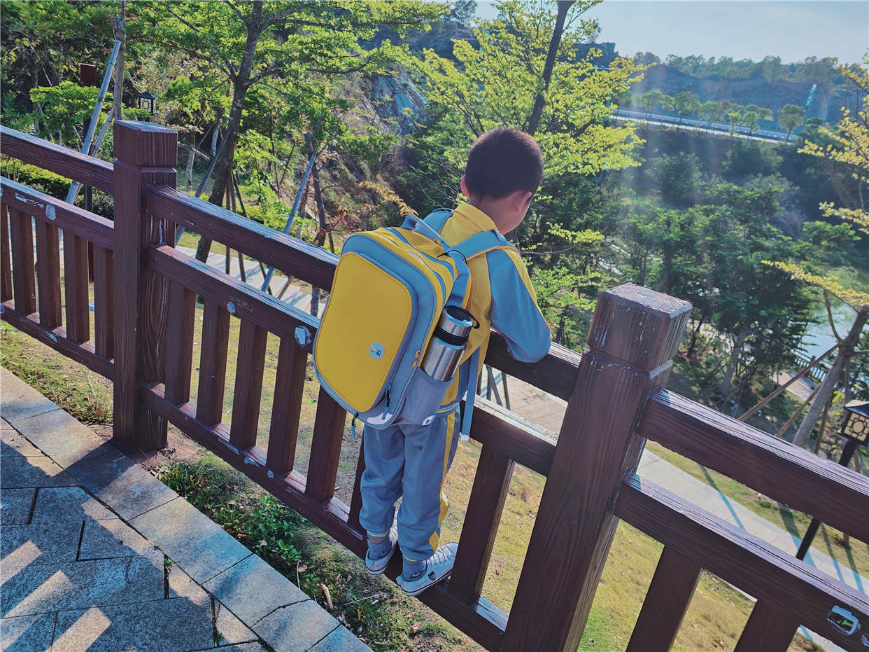 地平线8号儿童背包体验，释压护脊还颜值在线，这特么也太能造了