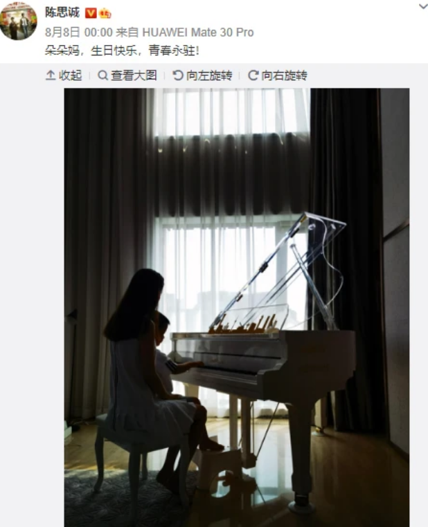 董璇带女儿看陈思诚新作并大赞，小酒窝五官俏丽，笑起来超像妈妈