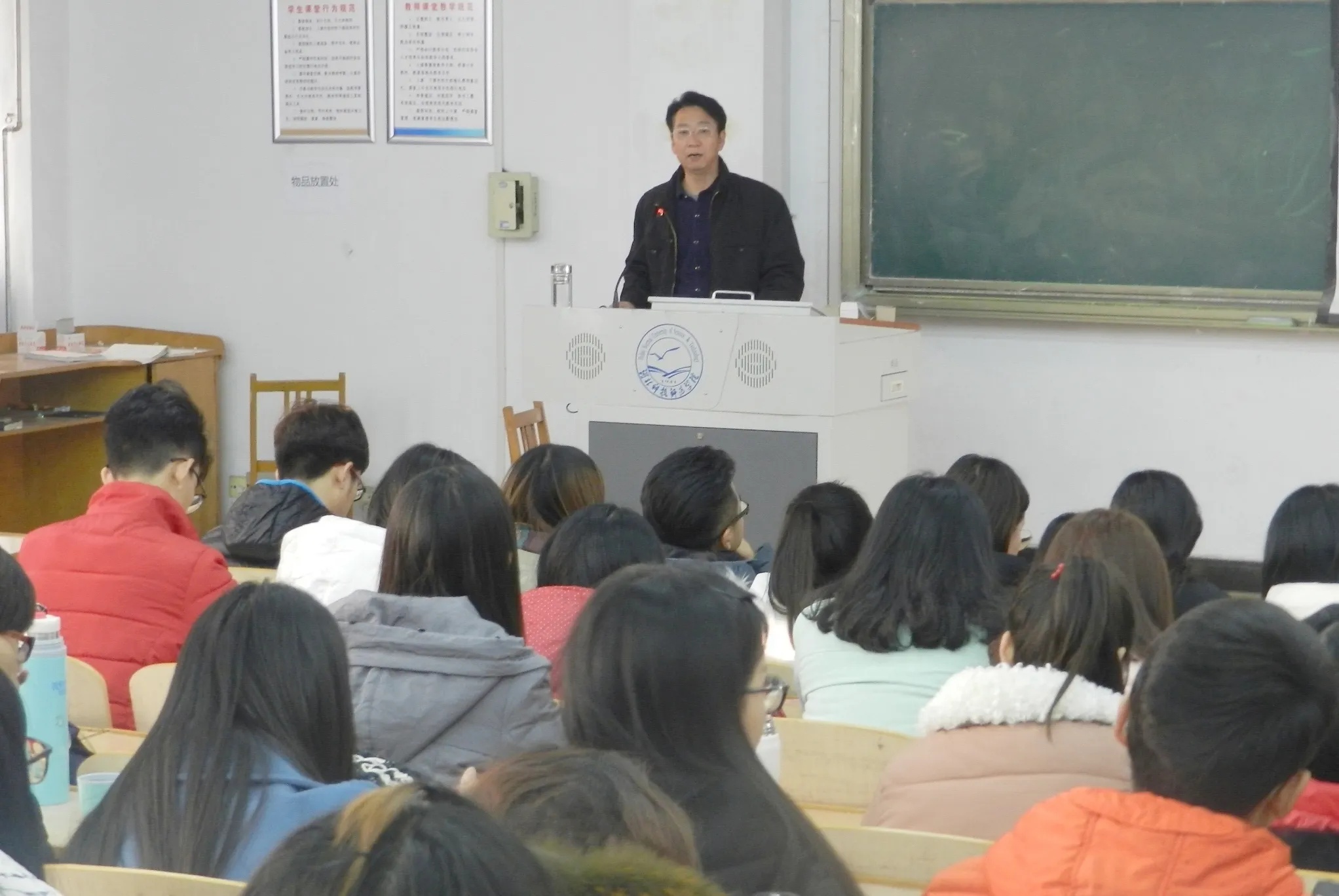 高校女生在宿舍拍写真，“下半身清凉”引热议，网友表示很难理解