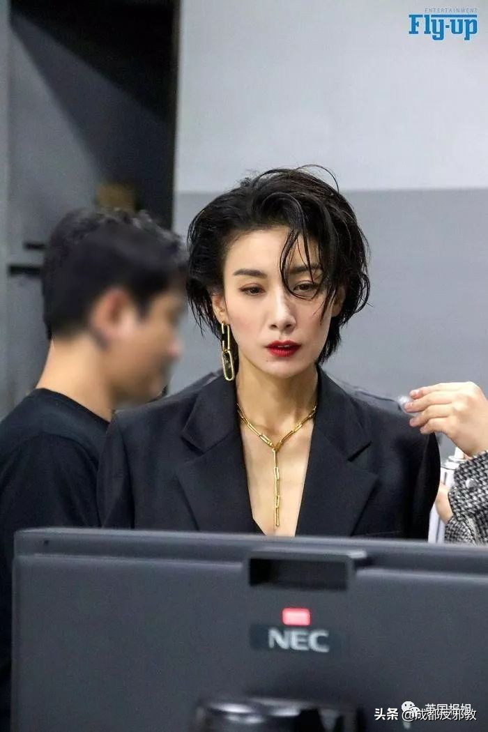 阴冷潮湿、蟑螂乱窜，住在半地下室是很多韩国人的真实日常