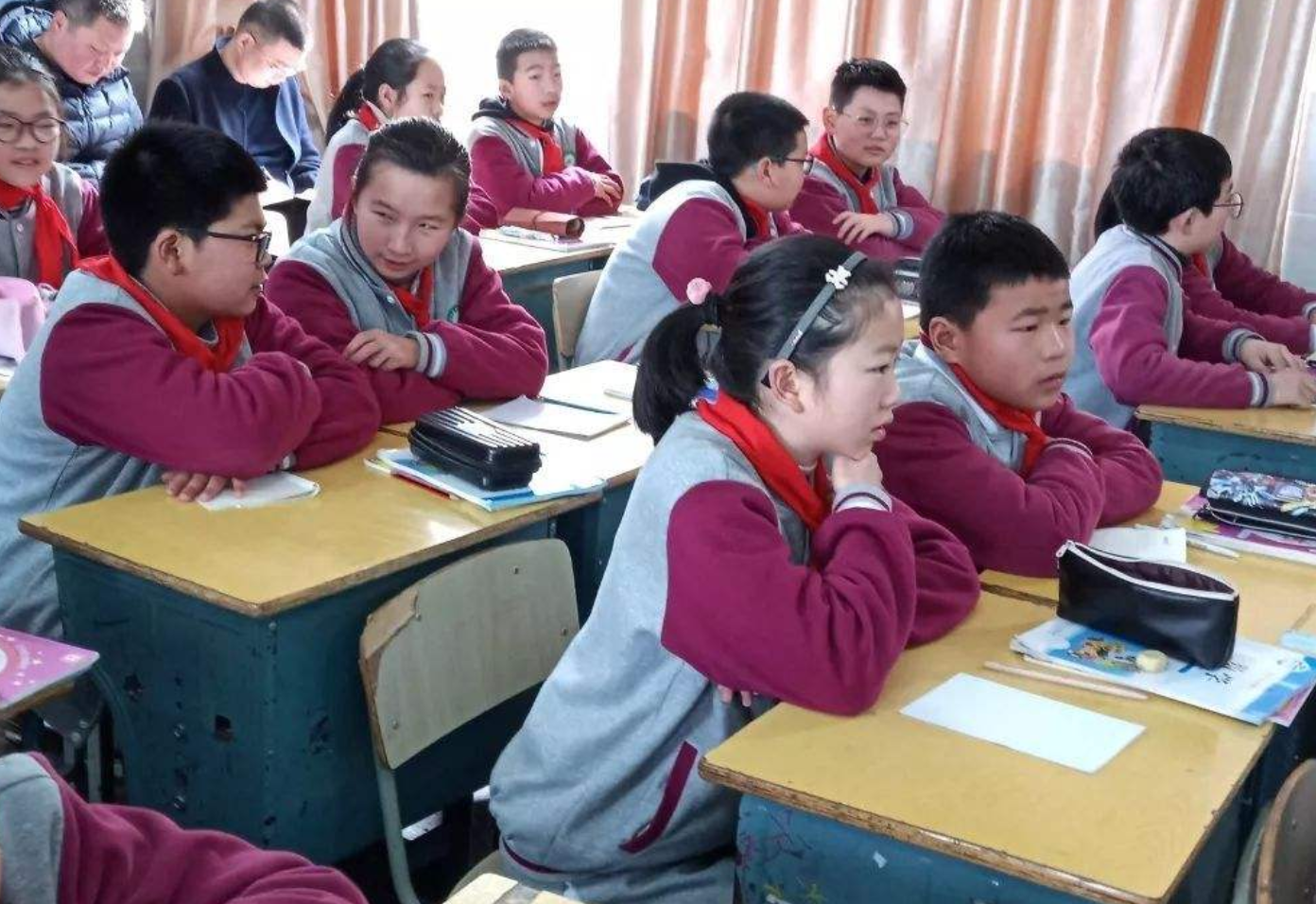 年轻女教师批卷方式走红，评语叫人笑不活了，仿佛一名“段子手”