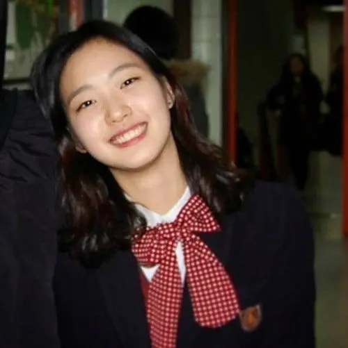 她的中文水平达10级，凭借“尺度片”得到认可，不惜为戏增重8斤