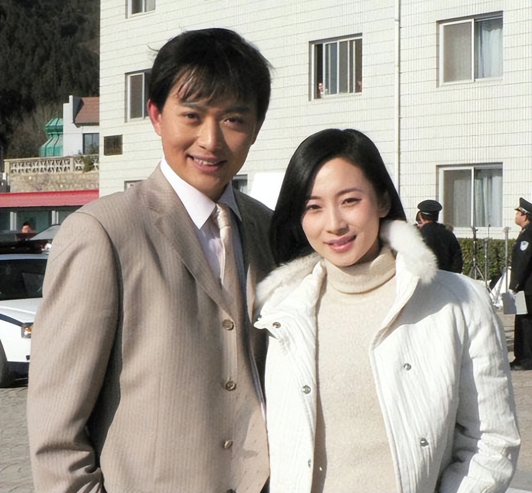 古装男神黄海冰:不满前妻丁克,二婚娶小12岁妻子,婚后儿女双全