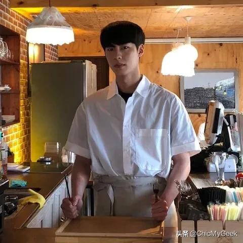 韩剧又出宝藏男神！大秀厚实胸肌，凭脚演技出圈