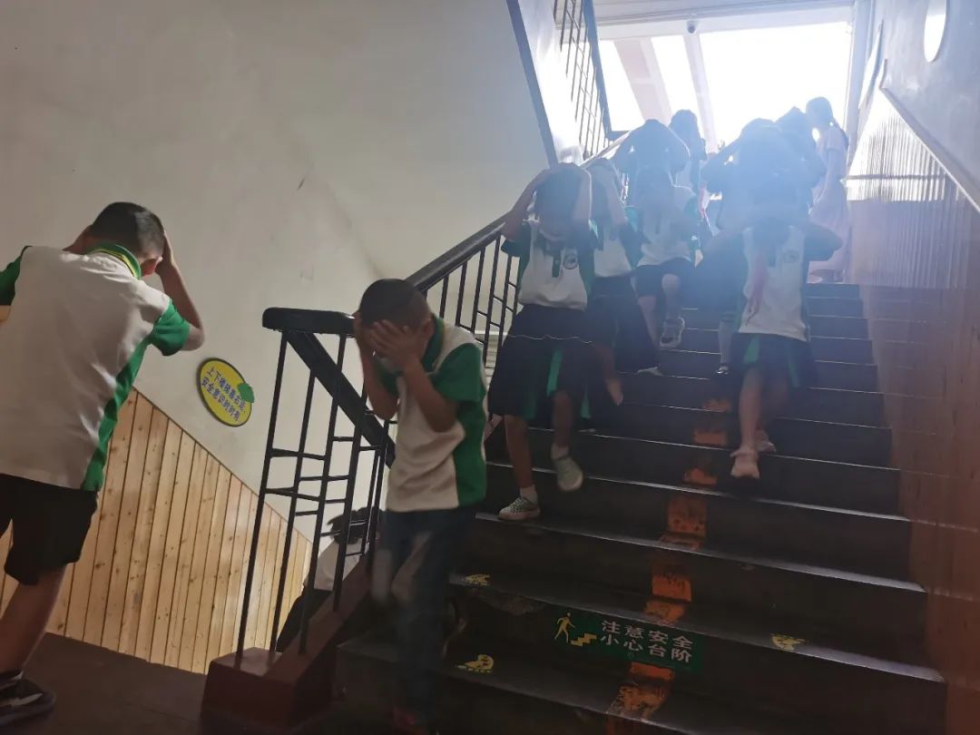 防灾减灾 彭小在行动丨彭镇小学开展防灾减灾地震应急疏散演练
