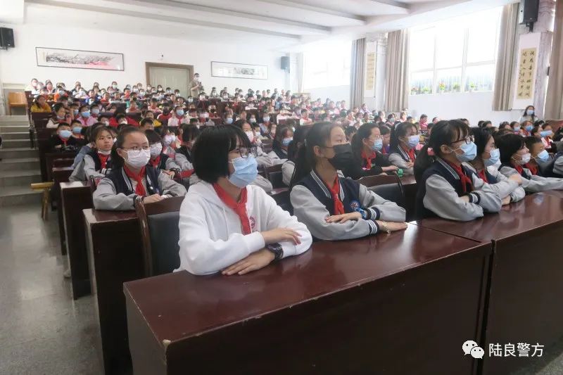 陆良竖起学校交通安全“防护网”