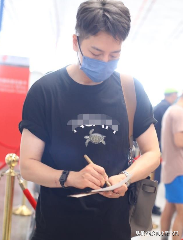 徐海乔低调现身首都机场 穿黑色T恤搭休闲长裤显随性