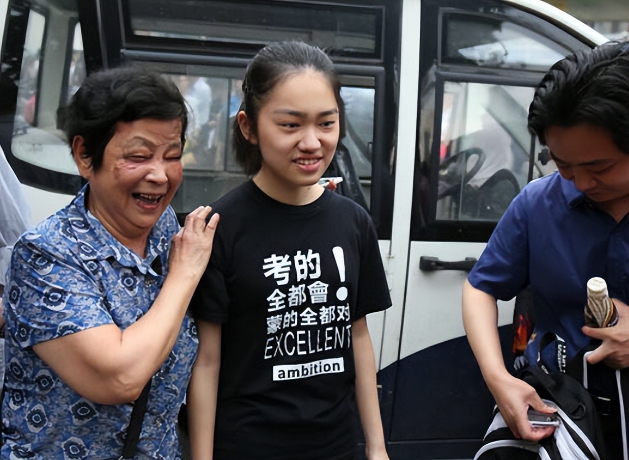 高考将至，家长需要穿旗袍手捧鲜花陪考吗？一线老师对此给出回应