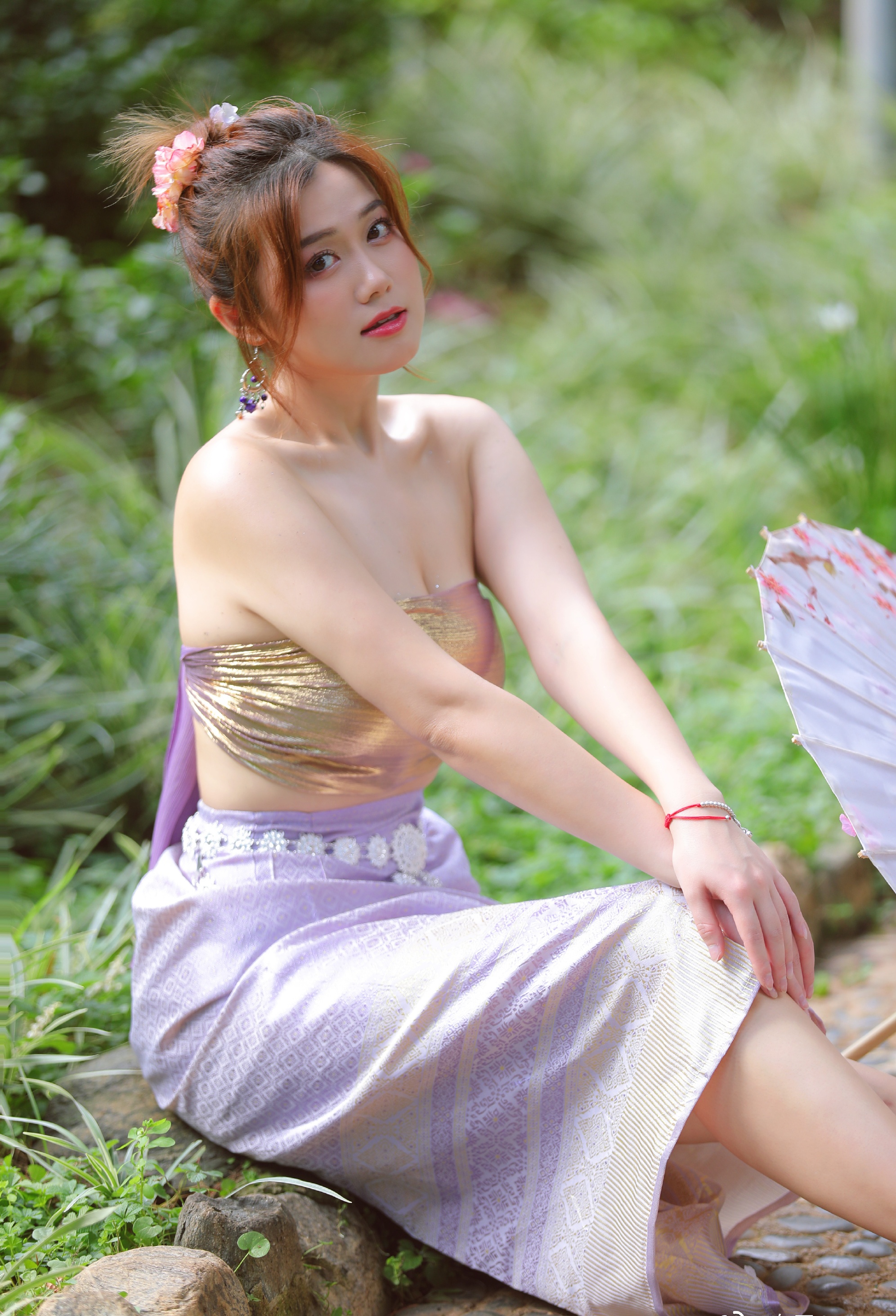 傣族服装图片大全男(香港网红女星白云晒民族服饰写真，展现纯情，靓丽和妩媚的气质)
