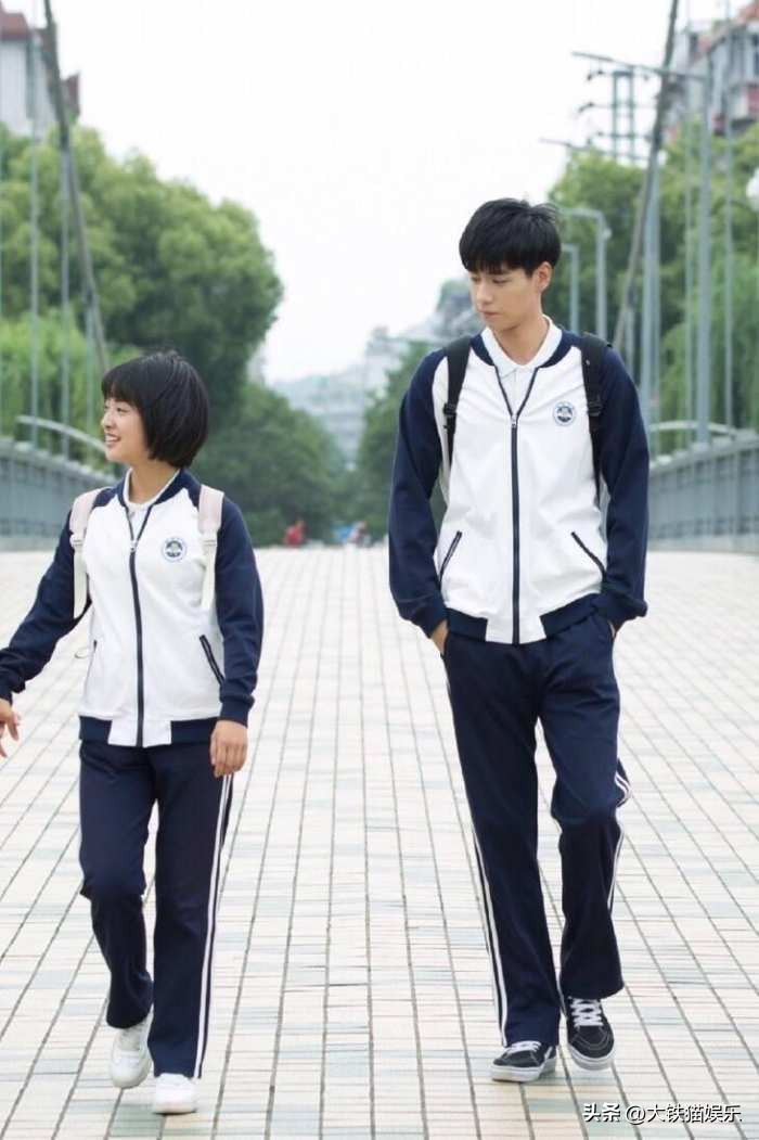 当“小个子女星”与高挑女星红毯撞衫，单看挺美，一对比高下立见