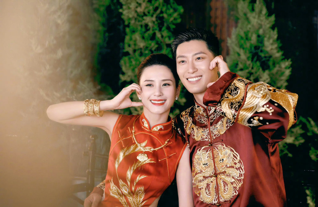 只能说十分登对,能够结婚真的是因为爱情,也因为幸运,何超莲可以拥有