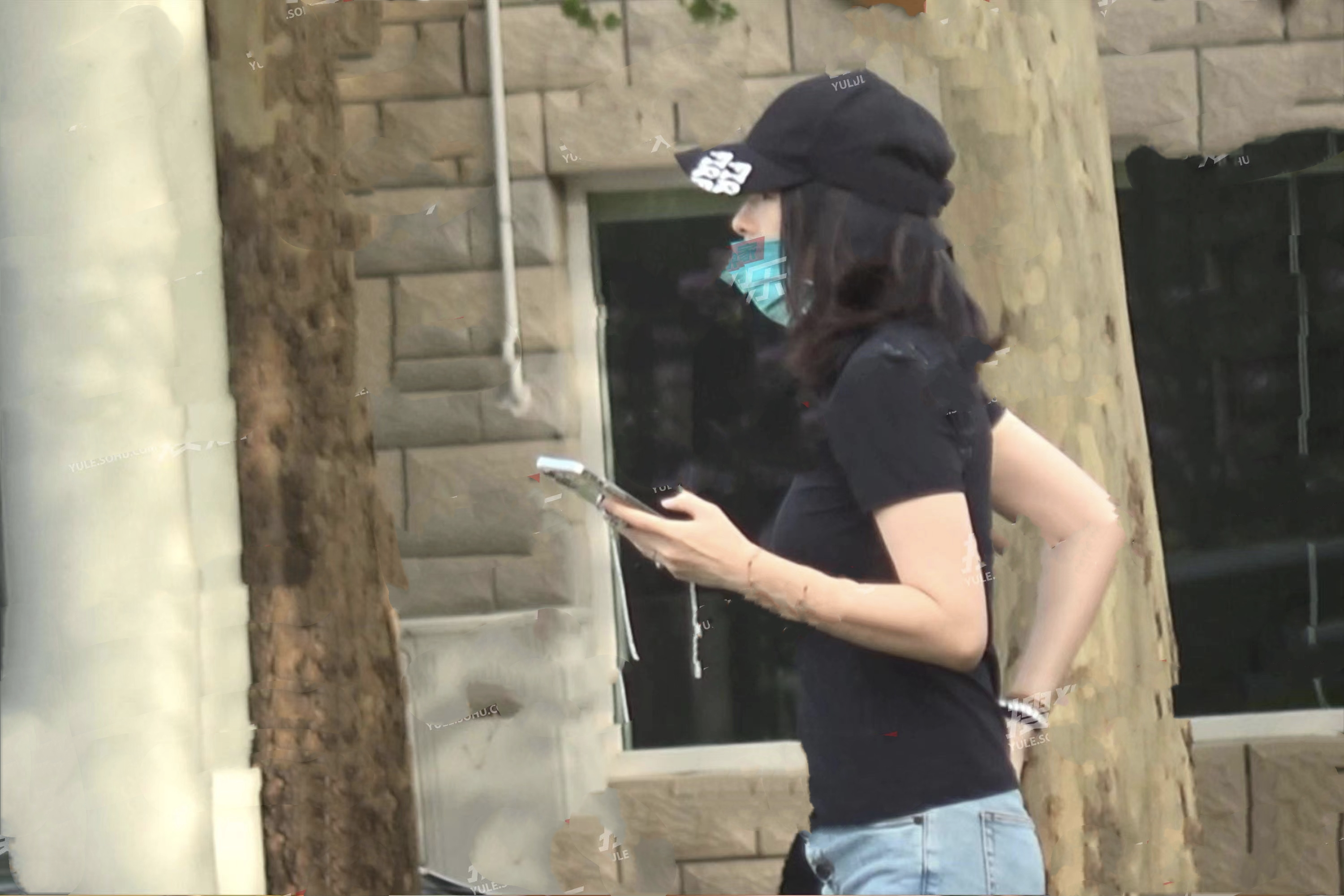 章子怡带儿女出游，与醒宝坐海盗船，弟弟神似姐姐，两位保姆同行