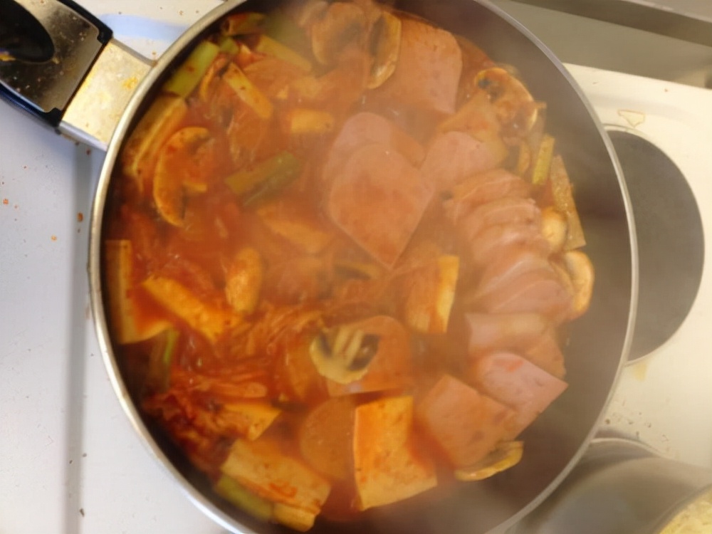 朝战各国伙食如何？美国午餐肉，韩国部队锅，志愿军却让人心疼