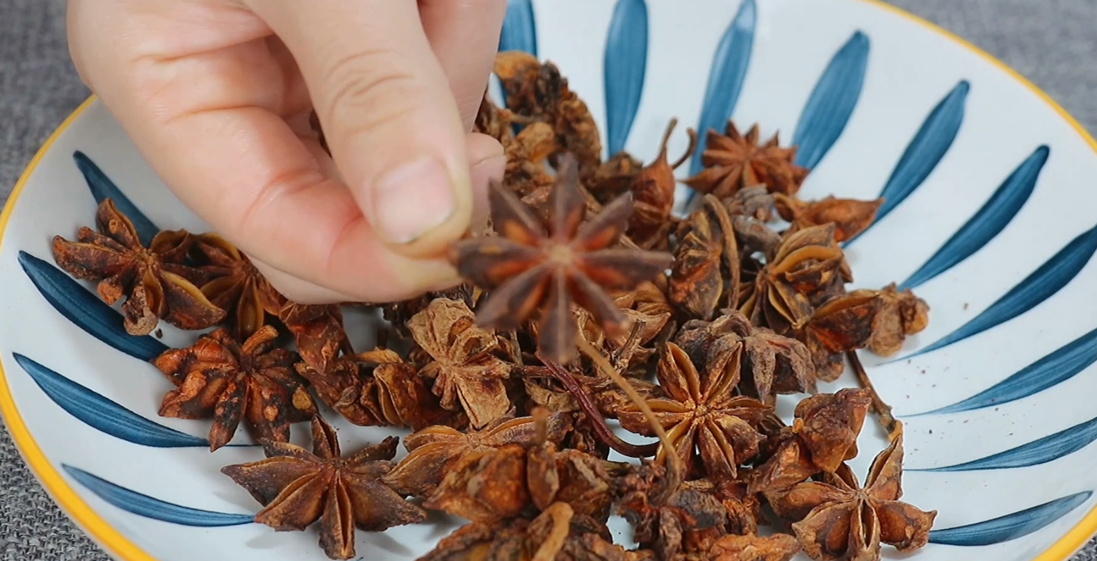 才知道,假八角有毒,教你一招辨别,以后别买错,看完长见识