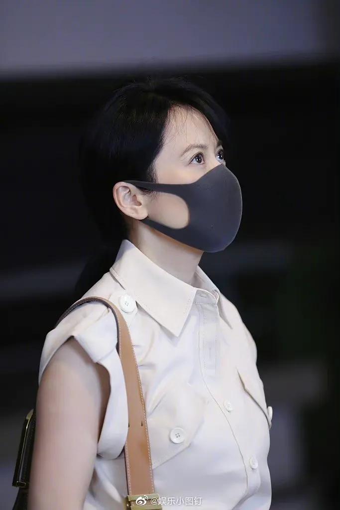 女神俞飞鸿～现身南京机场飞机她身穿白色工装连体裤造型知性帅气