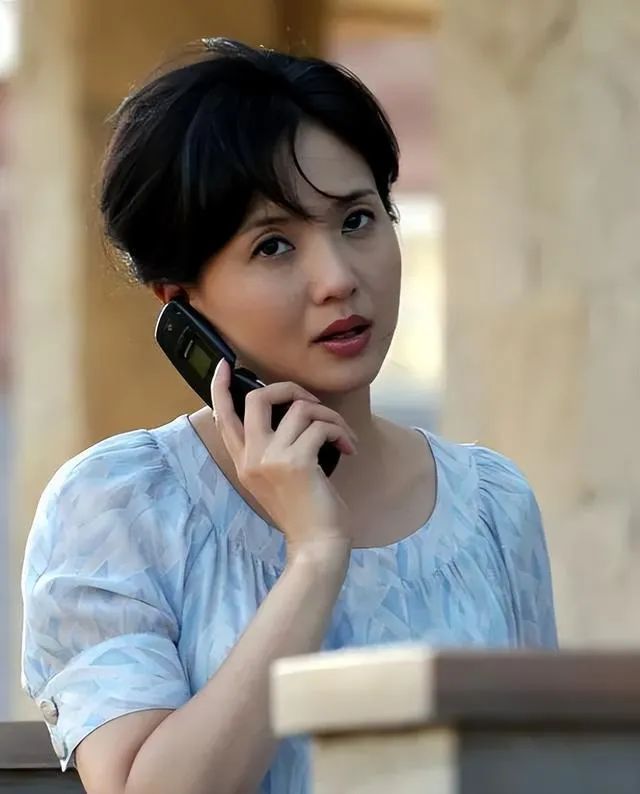 演"小白菜"一夜成名,嫁给初恋恩爱至今,却被谣传"