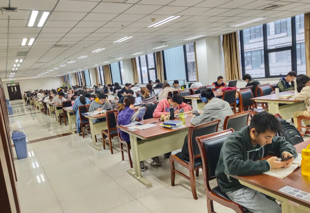 高校女生在宿舍拍写真，“下半身清凉”引热议，网友表示很难理解