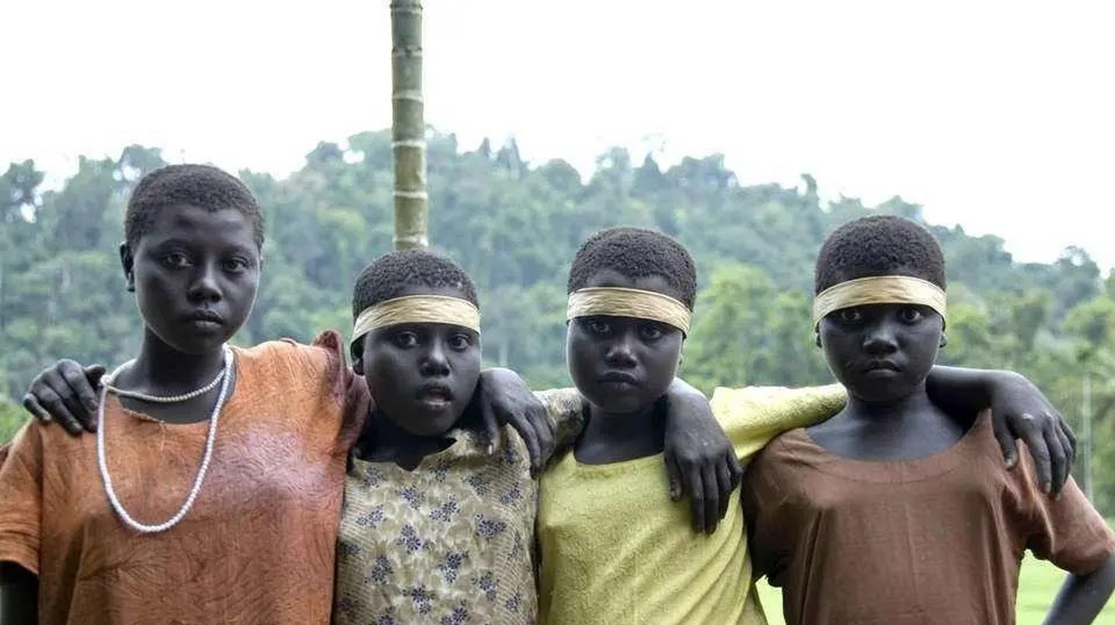 他们和黑人非常相似,被称为尼格利陀人,也被叫做"矮黑人",肤色黝黑