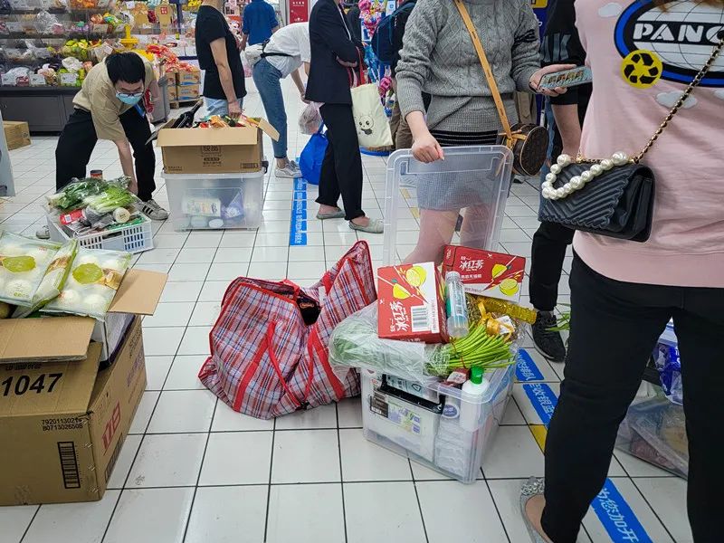 全楼的希望！防范区有些上海人这样出门！进超市要有邀请卡！逛出VIP既视感
