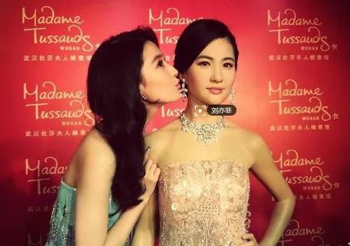 刘亦菲蜡像美到极致，一袭粉红抹胸长裙，甜美优雅，仙气十足