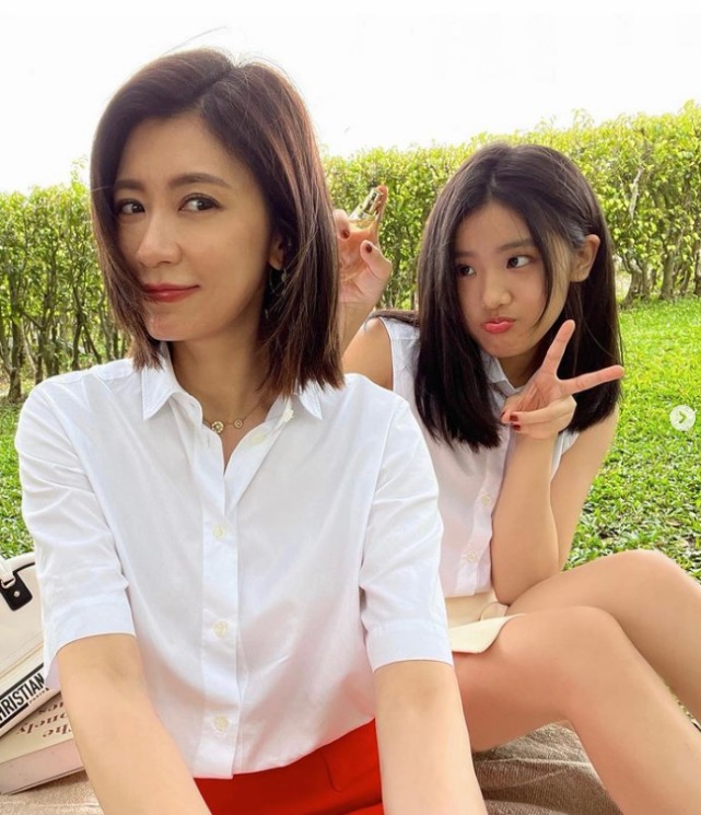 47岁贾静雯罕晒健身照，豪宅中练空中倒立，身材纤瘦状态超年轻