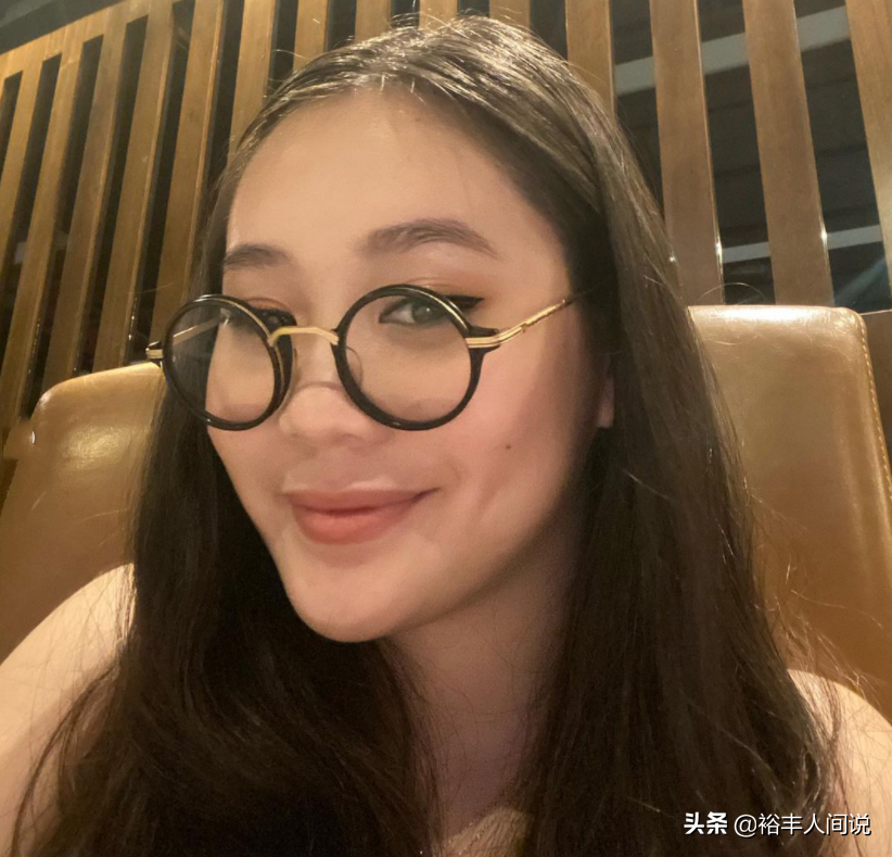 李连杰携俩女儿为利智庆生,女儿晒母女合照送祝福,画面温馨有爱