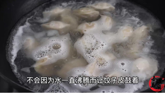 如何快速煮冻饺子(煮冻饺子，冷水下锅还是开水下锅？都不对，大厨教你正确的做法)