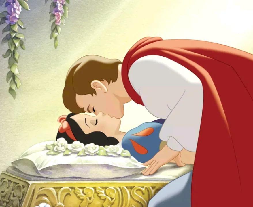 王子郑重地向白雪公主求了婚,白雪公主娇羞地答应了!