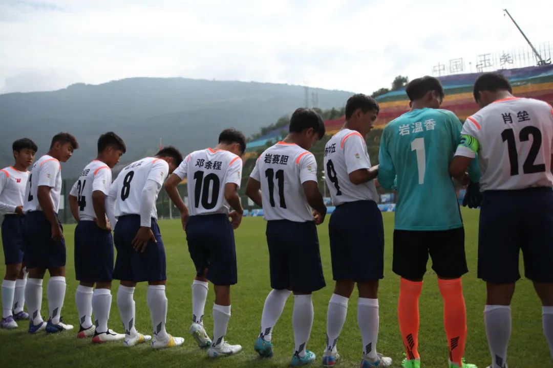 中学生买什么足球(少年中国 | 曼迈兑少年的梦想，传承布朗山寨的快乐足球)