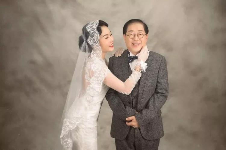 都在怀念童年,而还有一部分网友们,看到余凯慈与戴华昌站在一起的照片