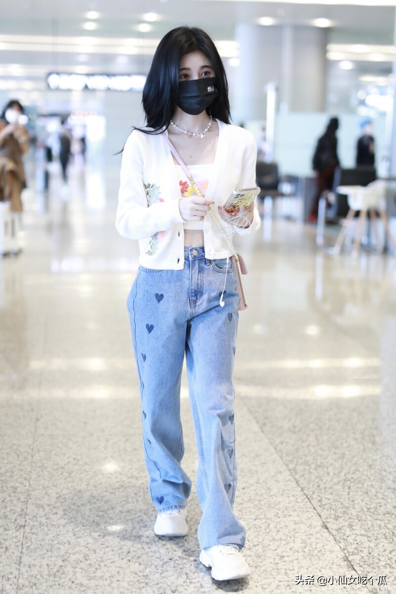 鞠婧祎实际身高不足一米五，为何次次拍照拍出一米八？