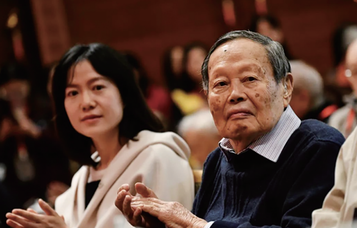 (杨振宁和翁帆)此外,杨振宁的长子杨光诺,深知母亲去世之后,父亲的