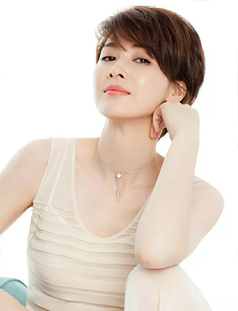 请欣赏40位明星独特灵秀的侧颜之美