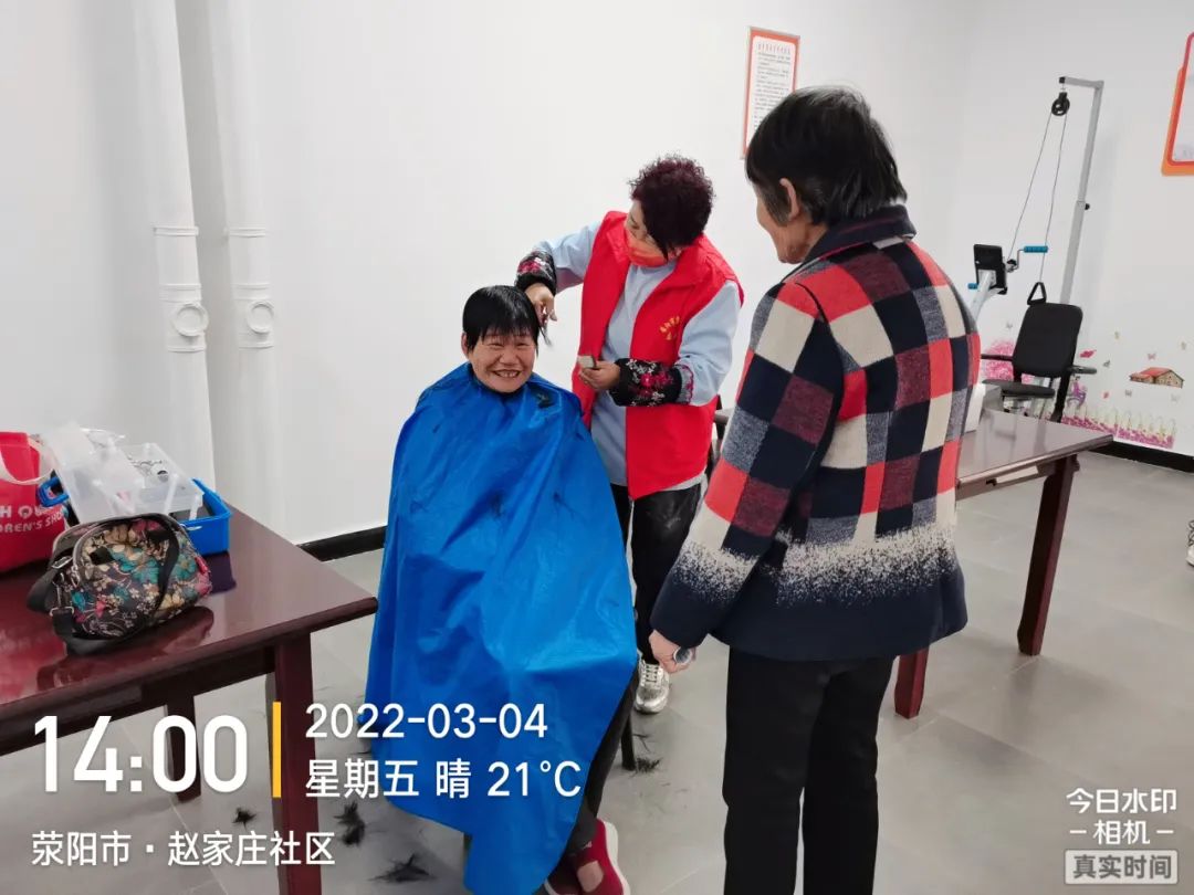 农历二月二，康弘颐养苑进社区为长者理发
