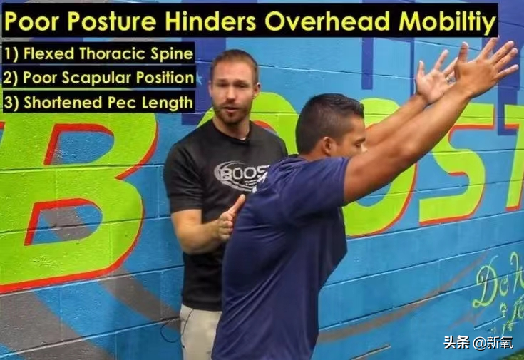 直角肩凹到没脖子，腿还短了一大截？这次红毯僵硬得太不像她了吧