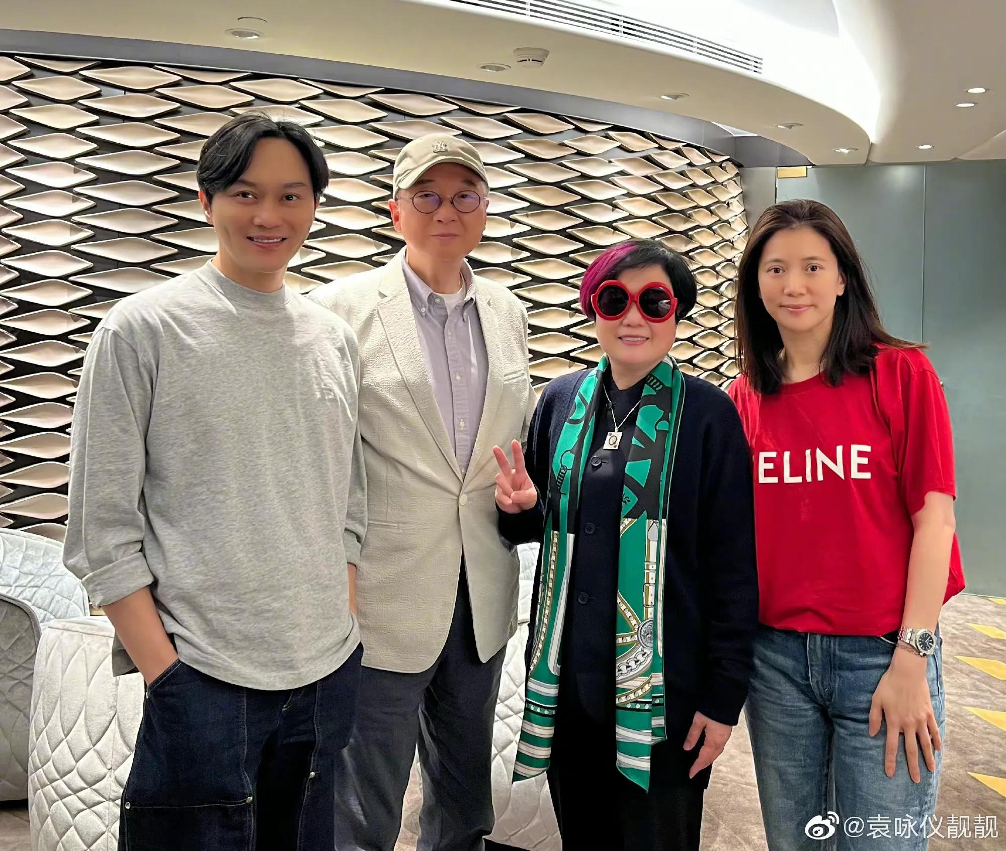 袁咏仪一家三口逛街，15岁魔童身高近一米八，贴心帮妈妈提战利品