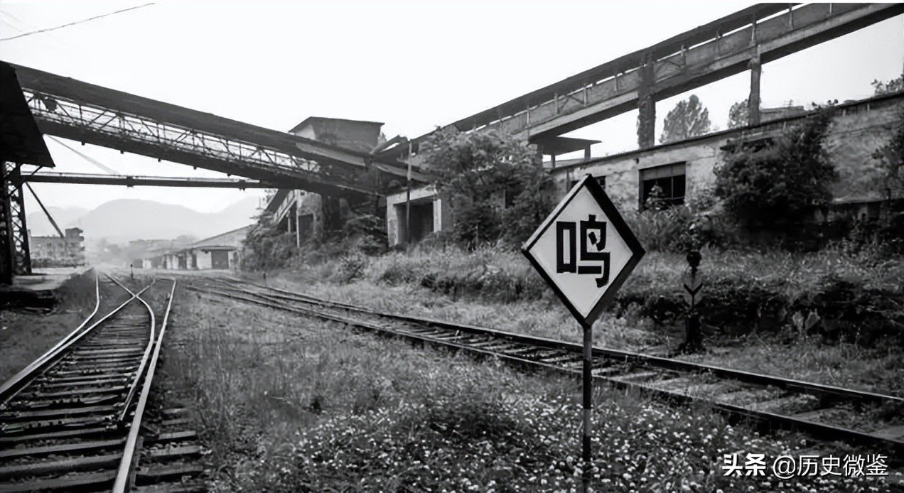 50年，邓小平提出修建成渝铁路，毛主席问原因，邓小平：三个理由