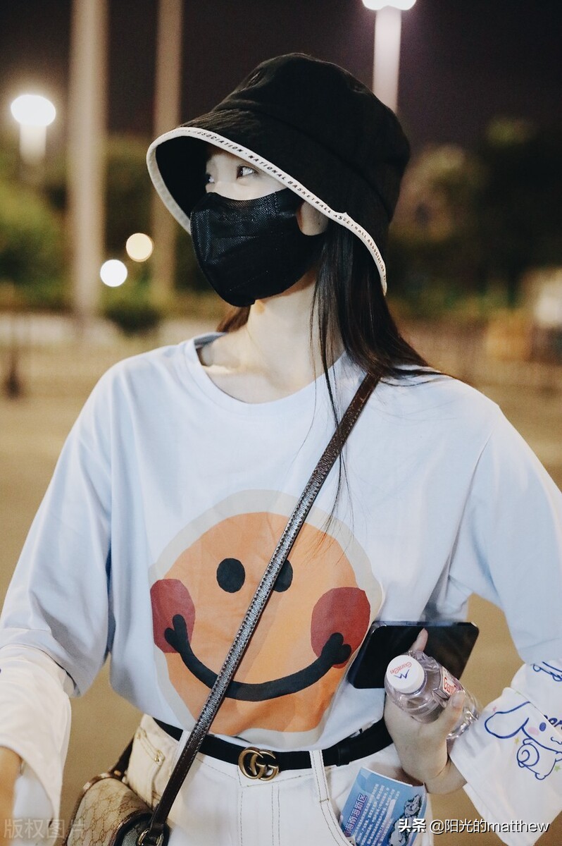 吕小雨穿短T搭短裤现身机场，戴渔夫帽清纯可爱