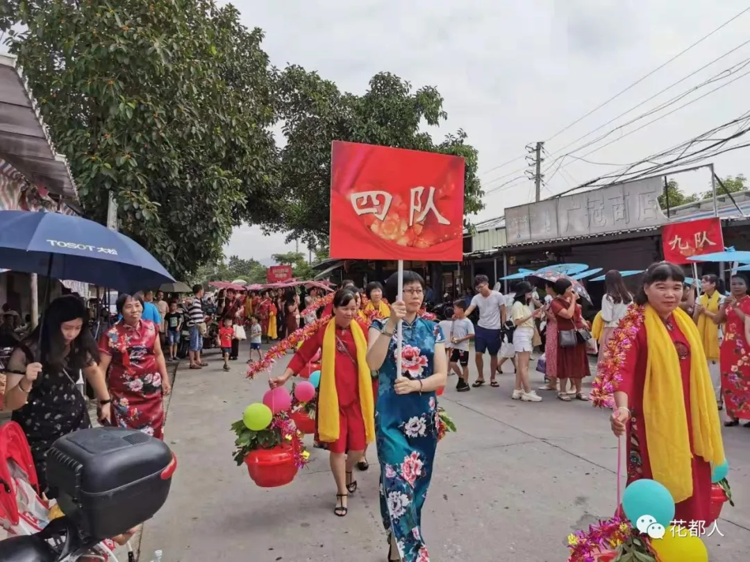 两球员忘形庆祝齐领红牌(「时光回廊」2019鸭湖村靓丽金花回娘家)