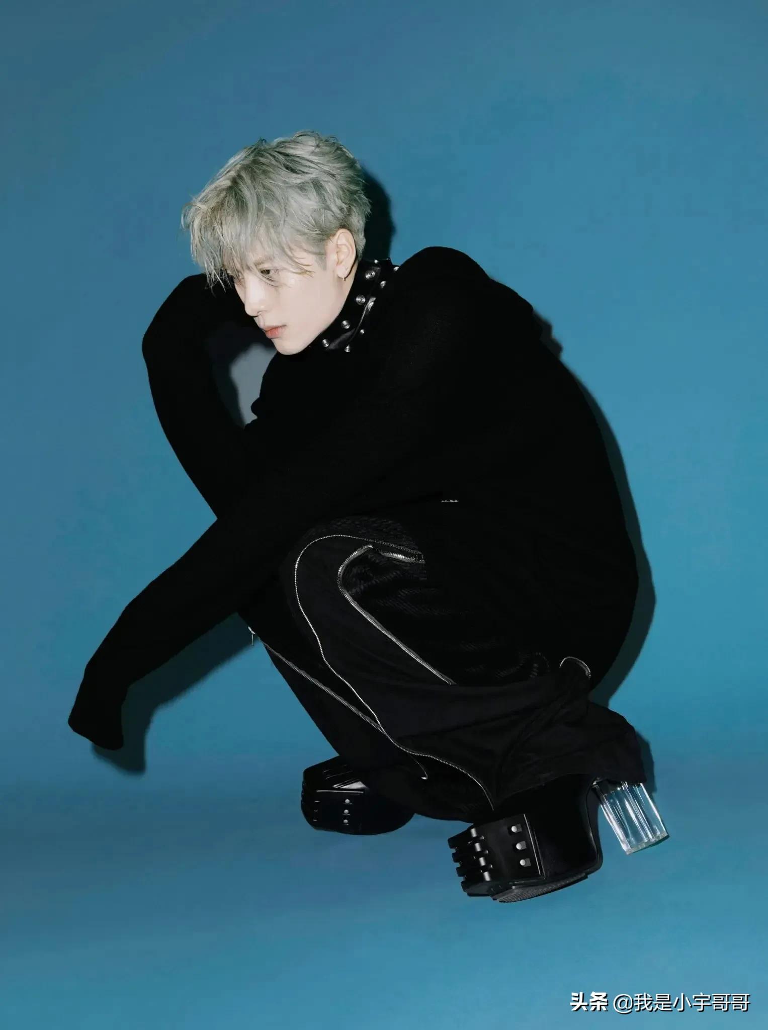 王嘉尔《CLASH》八月刊内页大片释出，尝试高跟鞋造型，时尚感强