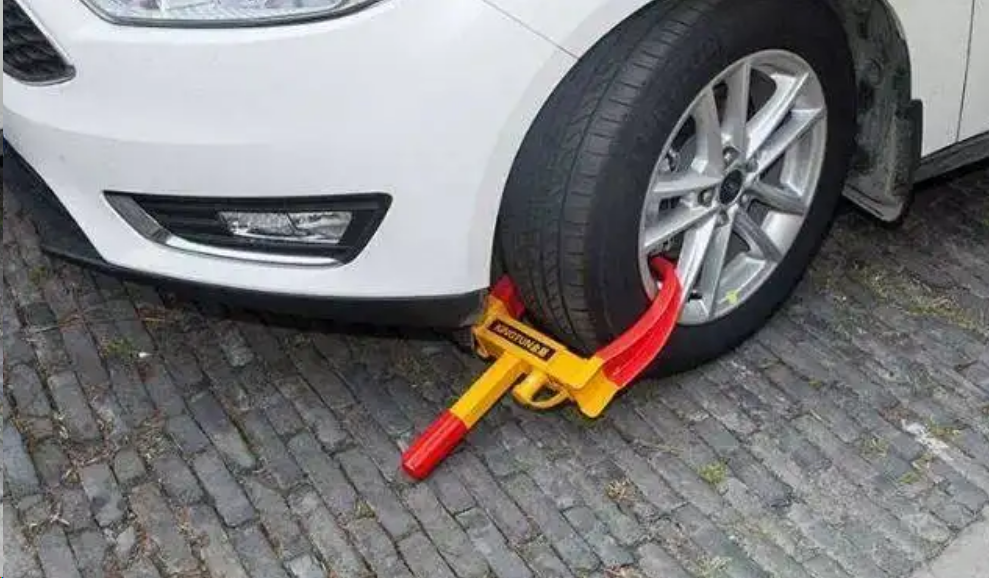 停車被別人鎖了輪胎怎么辦？教你一招，不用花錢就能解決